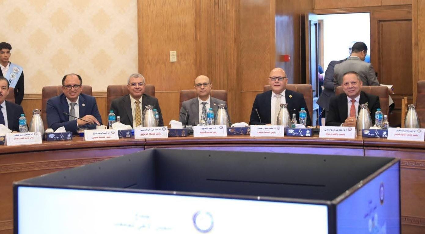 رئيس جامعة دمياط يشارك في الاجتماع الدوري للمجلس الأعلى للجامعات