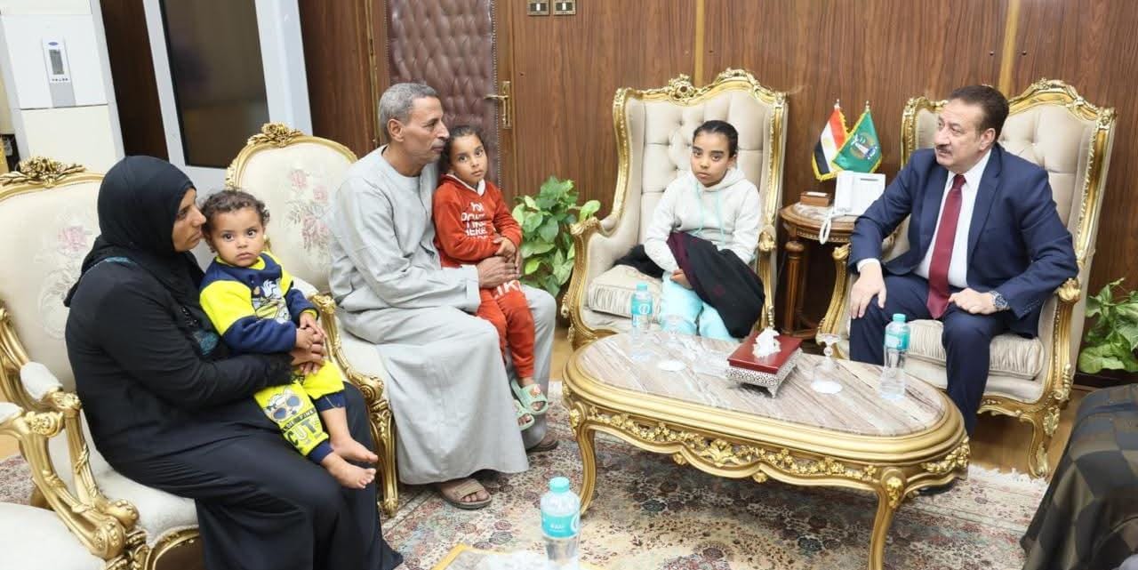 محافظ المنوفية يلتقي أسرة "شهيد الشهامة".. ويوفر فرصة عمل لزوجته