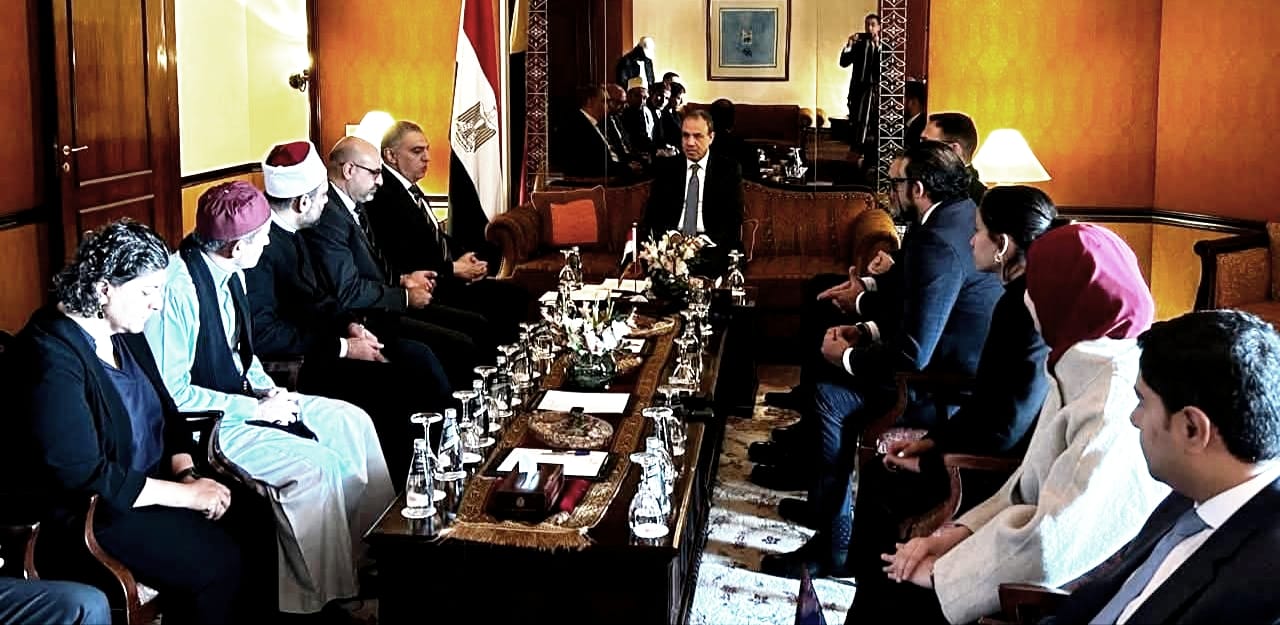 وزير الخارجية يلتقي أعضاء الجالية المصرية بإسلام آباد