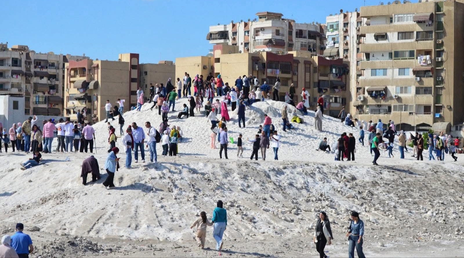 جبال الملح ببورفؤاد تجذب آلاف الزوار من مختلف المحافظات