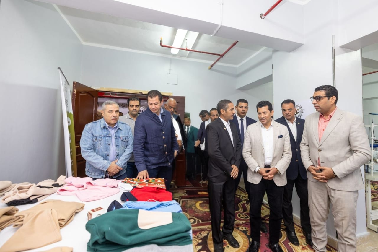 وزير الشباب والرياضة يفتتح ملعب البادل ومركز "المشغل" بالمدينة الشبابية بالأقصر
