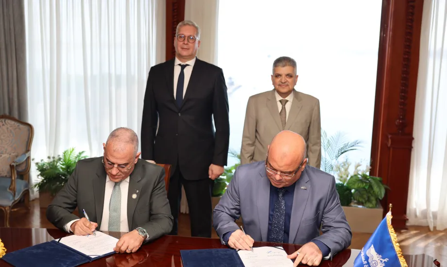 البترول وقناة السويس توقعان مذكرة تفاهم لإنشاء أول محطة لإسالة وتموين السفن بالغاز الطبيعي المسال
