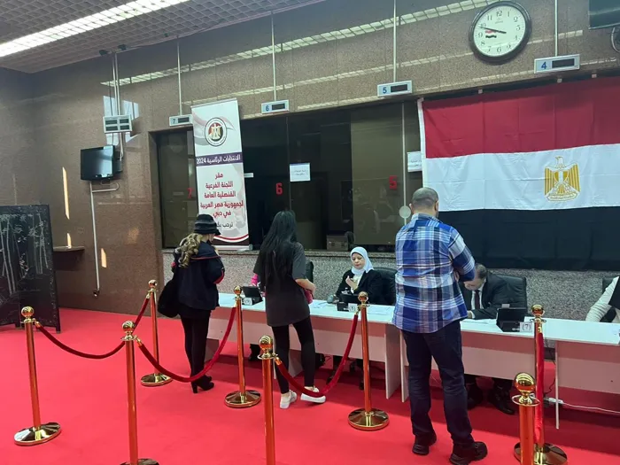 المصريون بالخارج يتوافدون على القنصليات للإدلاء بأصواتهم في إنتخابات النواب