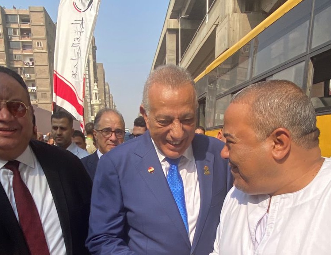 أهالي الجيزة يرحبون باللواء كمال الدالي خلال جولته لتفقد اللجان الانتخابية