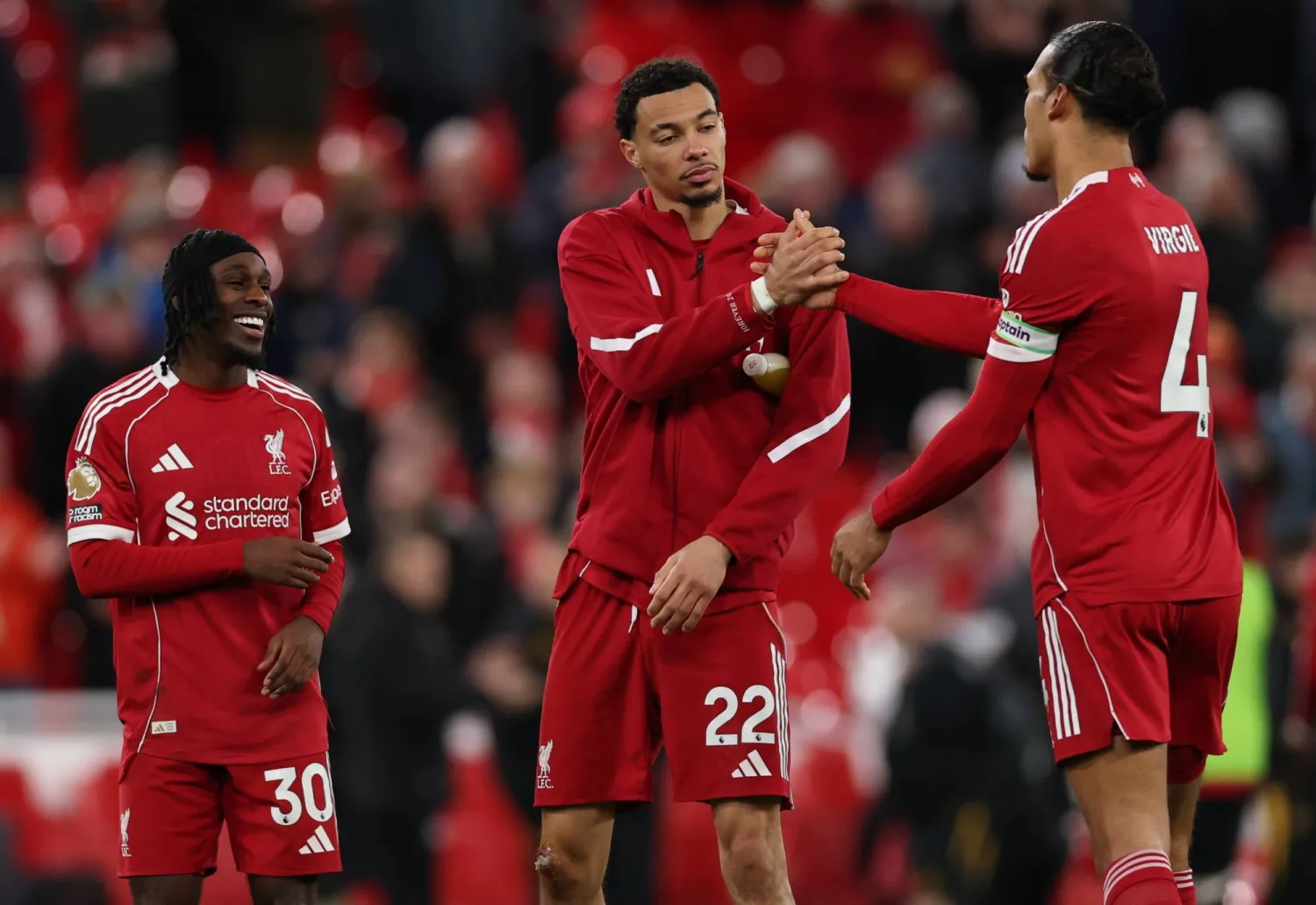 ليفربول يضحي بمدرب الكرات الثابتة لإنقاذ دفاعه المنهار