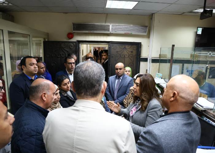 وزيرة التنمية المحلية تقيل رئيس حي النزهة بعد زيارة مفاجئة
