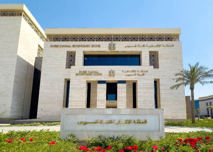 هيئة قناة السويس تنفي شائعات رسو سفينة محملة بمعدات عسكرية بميناء بورسعيد
