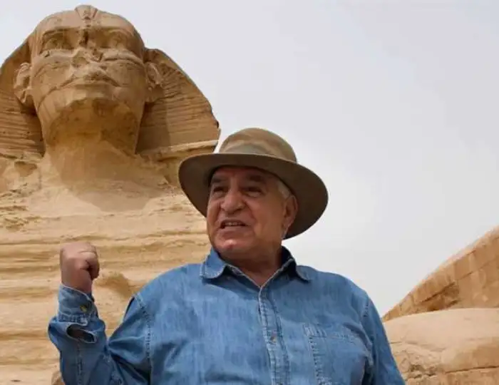 زاهي حواس عن مصادر وسيم السيسي الأجنبية: «مكانها مزبلة التاريخ»