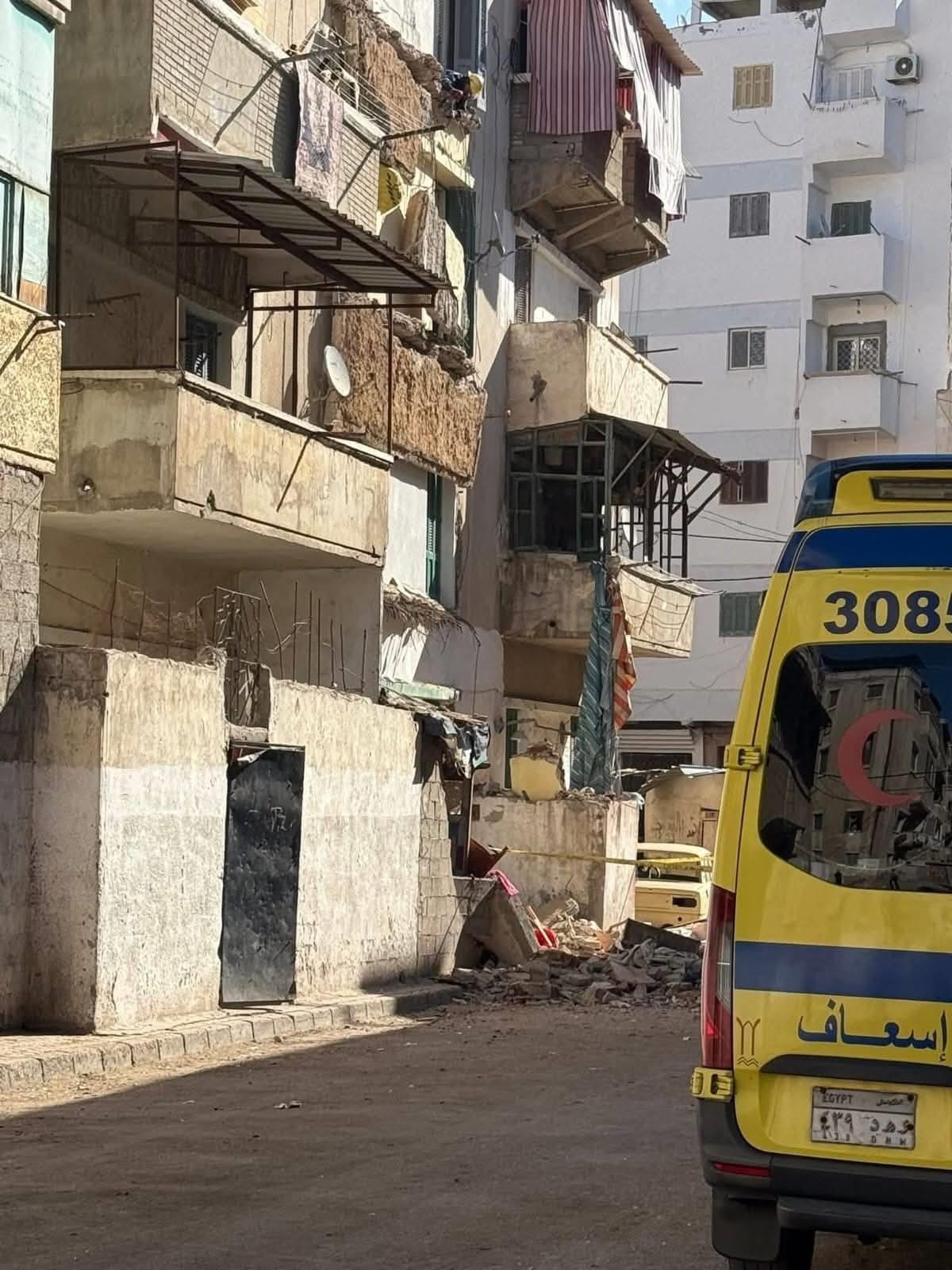 إصابة سيدة وطفلها في انهيار 3 شرفات عقار بالإسكندرية