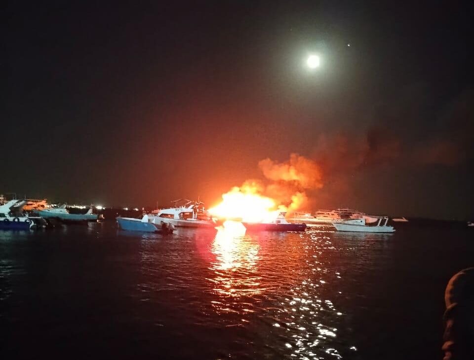 حريق هائل يلتهم مركبًا في محيط نادي الرياضات البحرية بالغردقة