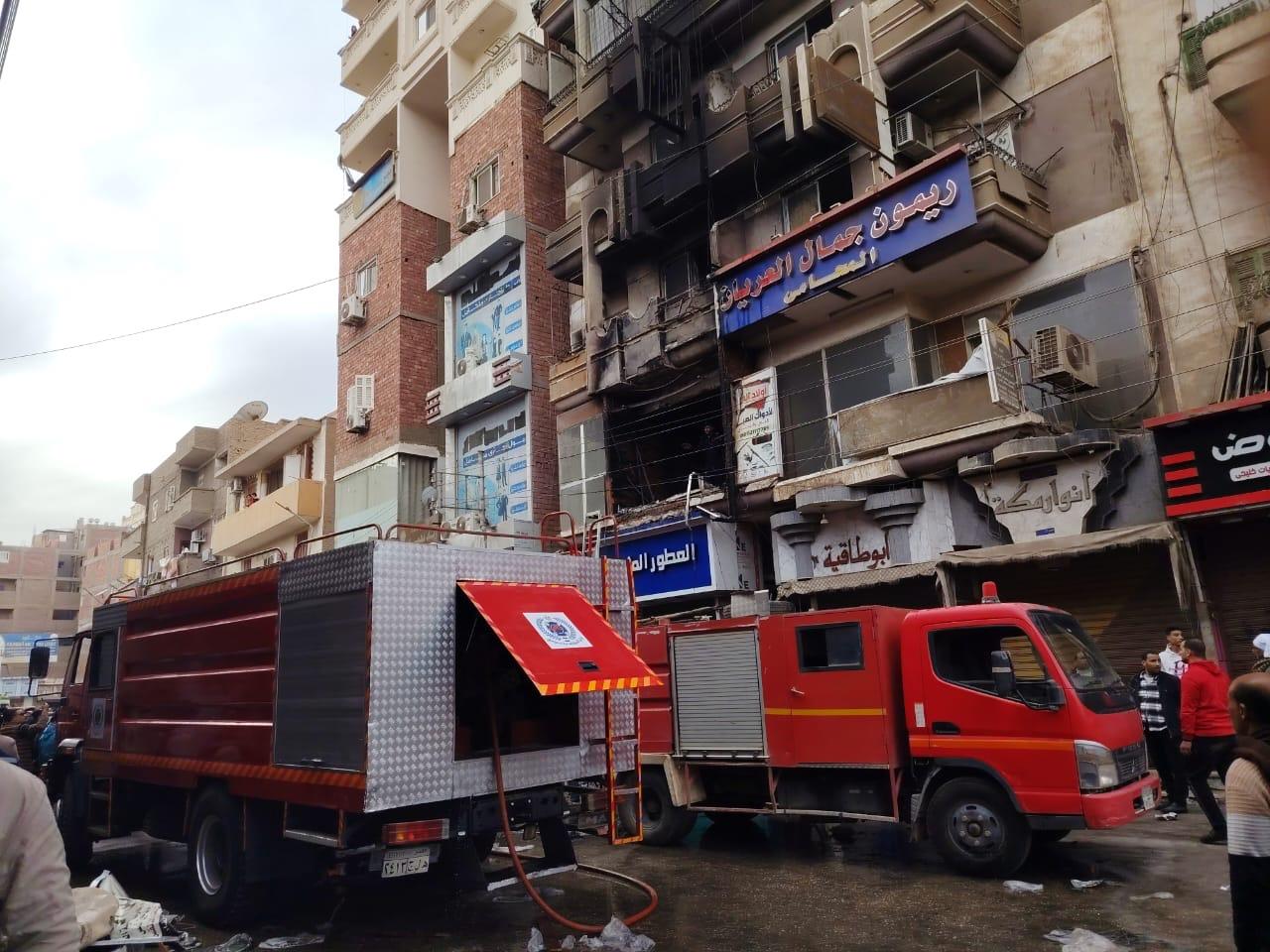 السيطرة على حريق هائل بمعرض أسلحة وذخيرة داخل برج سكني بطهطا