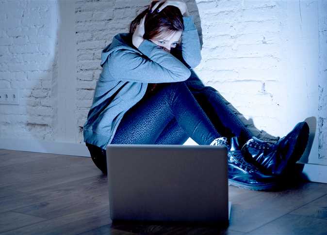 من التنمر إلى الابتزاز.. أشكال العنف الرقمي التي تتعرض لها المرأة