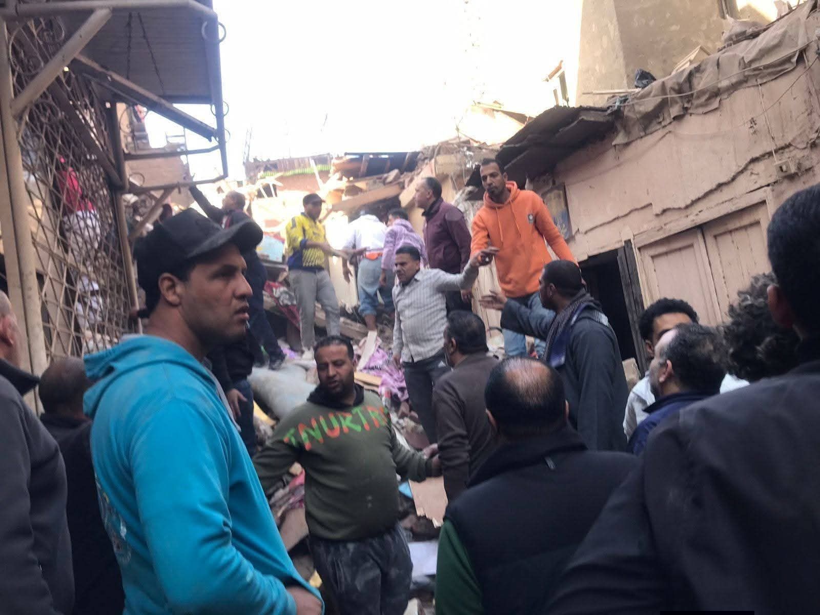 شاهد بالصور .. تشكيل لجنة لمعاينة حالة المبانى المجاورة لعقار إمبابة المنهار