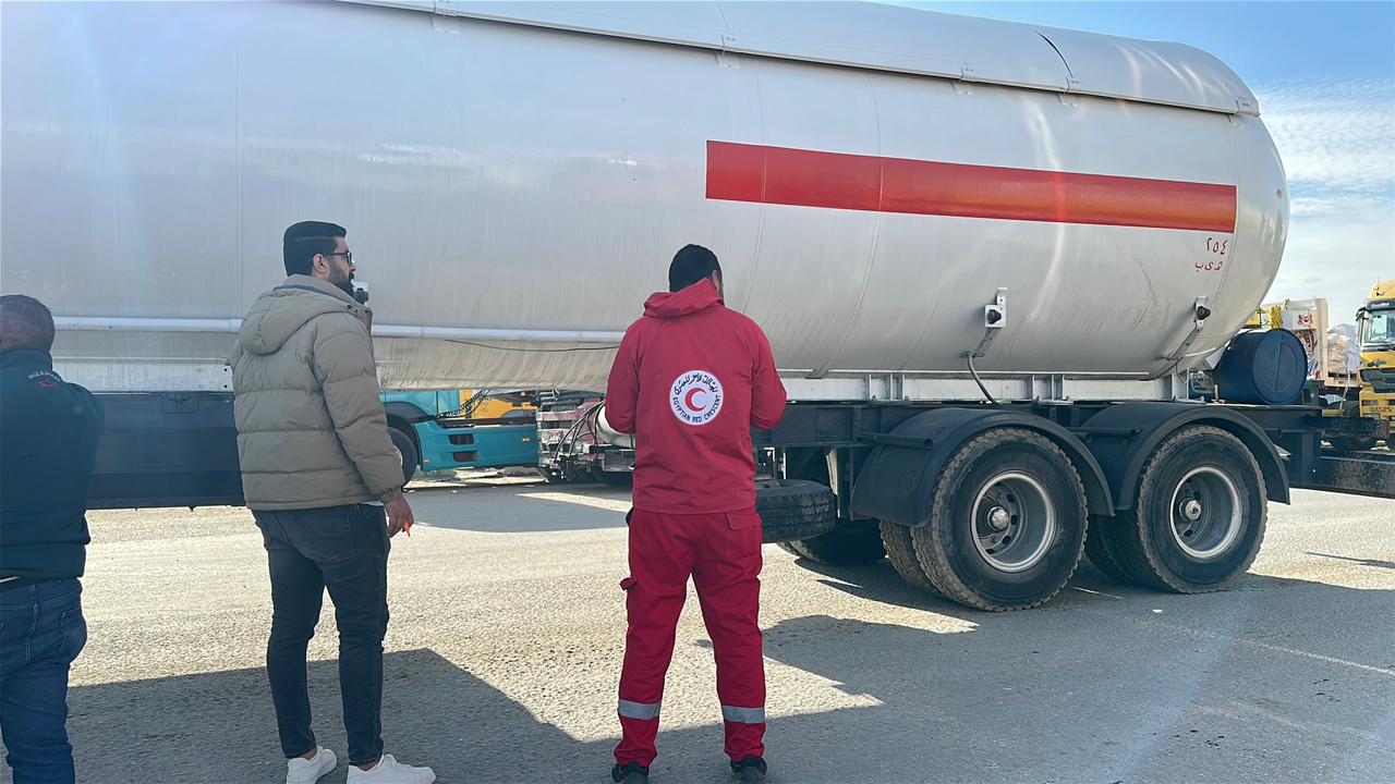 الهلال الأحمر يدفع بحمولة 5,300 مساعدات إنسانية وإمدادات شتوية عبر قافلة «زاد العزة» 106 إلى غزة