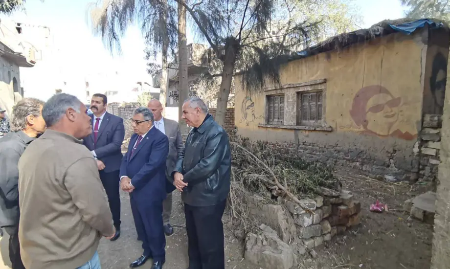 محافظ الدقهلية في زيارة تفقدية لمنزل أم كلثوم بقرية طماي بالسنبلاوين