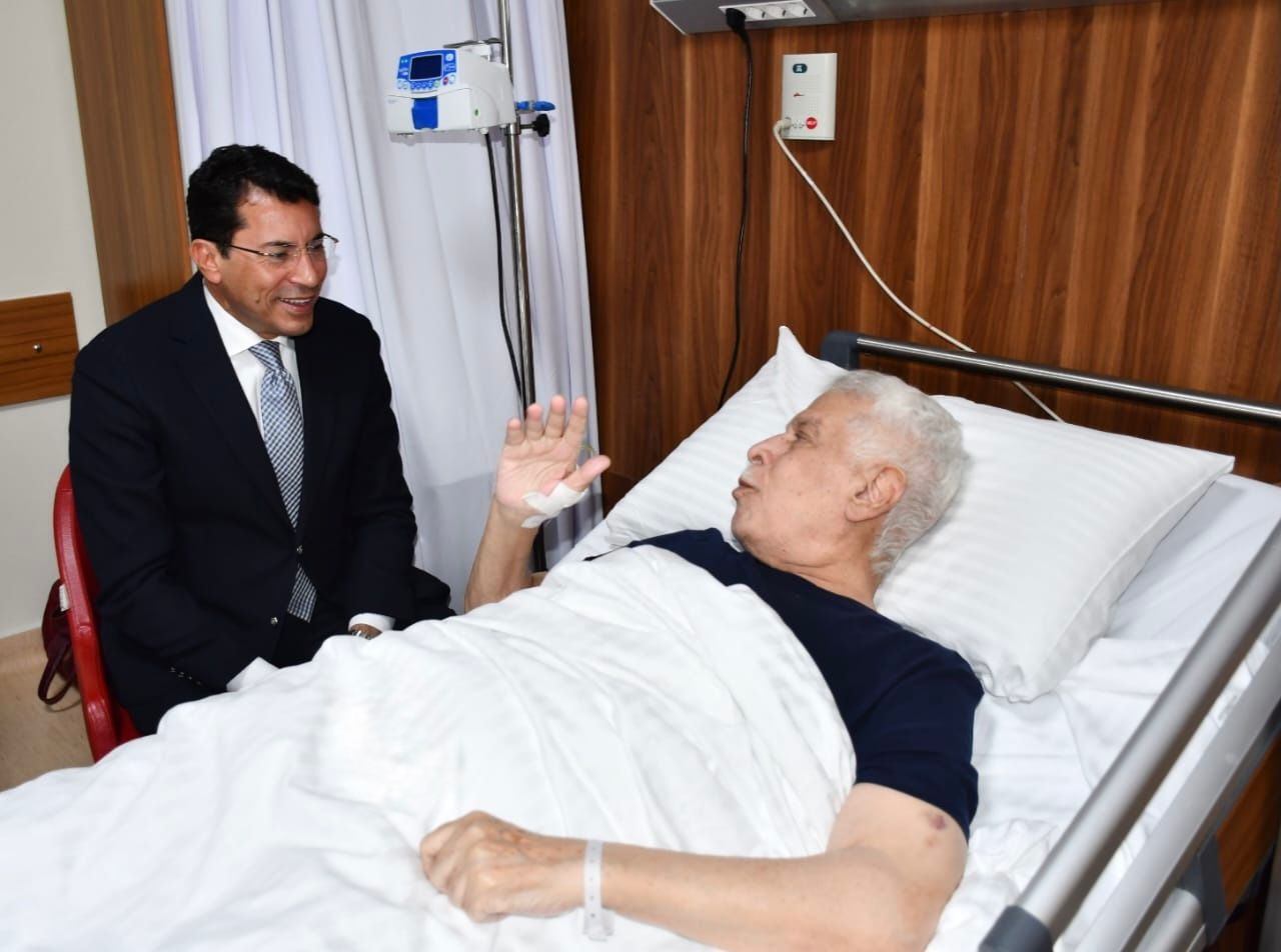 بعد إجراءه عملية جراحية.. وزير الرياضة يطمئن هاتفيا على الكابتن حسن شحاتة