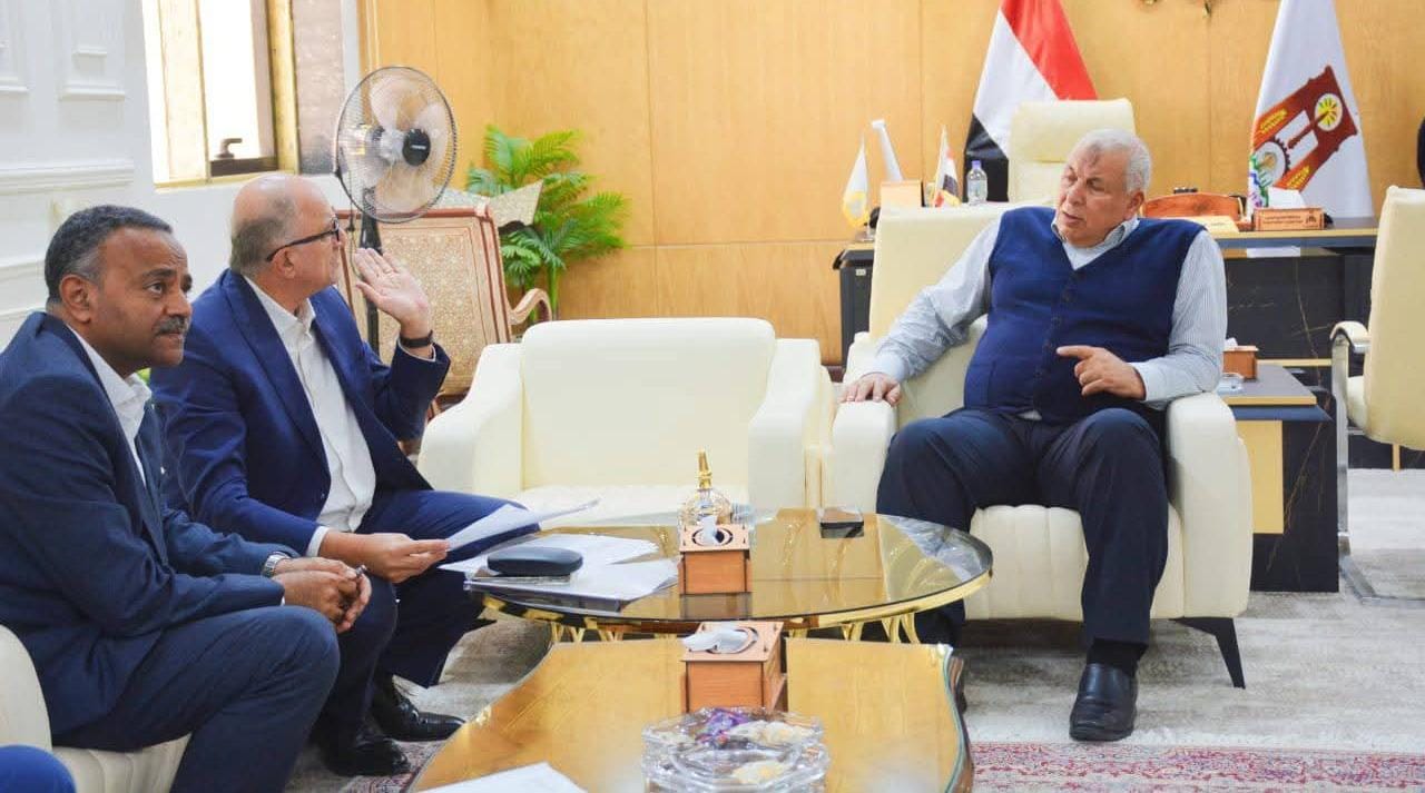 الزملوط يبحث خطة المرحلة الثانية لتوصيل الغاز الطبيعي لمدينة الخارجة