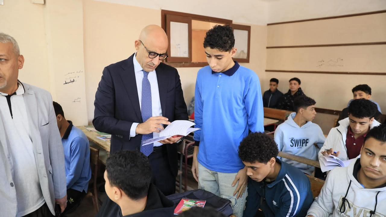 وزير التربية والتعليم يتفقد مدرستين بإدارة التبين التعليمية