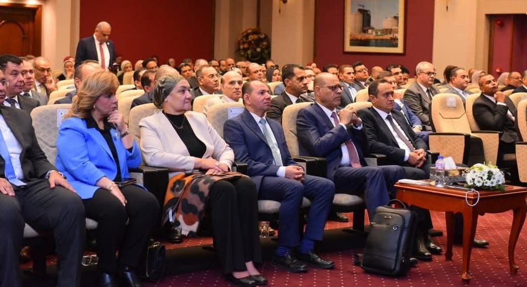 وزير العمل يفتتح ندوة توعوية بشأن قانون العمل الجديد بشركة "إيجاس"