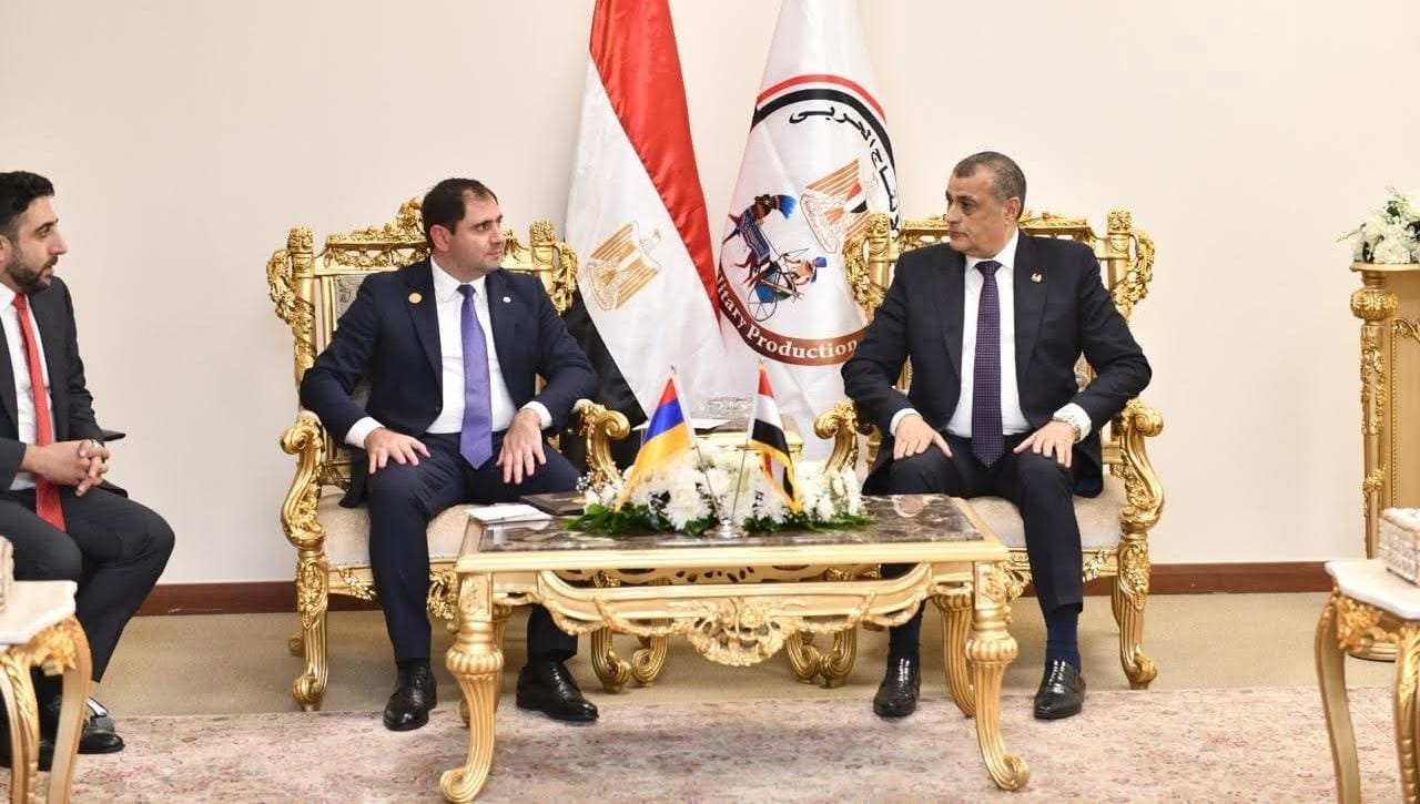 وزير الإنتاج الحربي ووزير دفاع أرمينيا يناقشان موضوعات التعاون المشترك