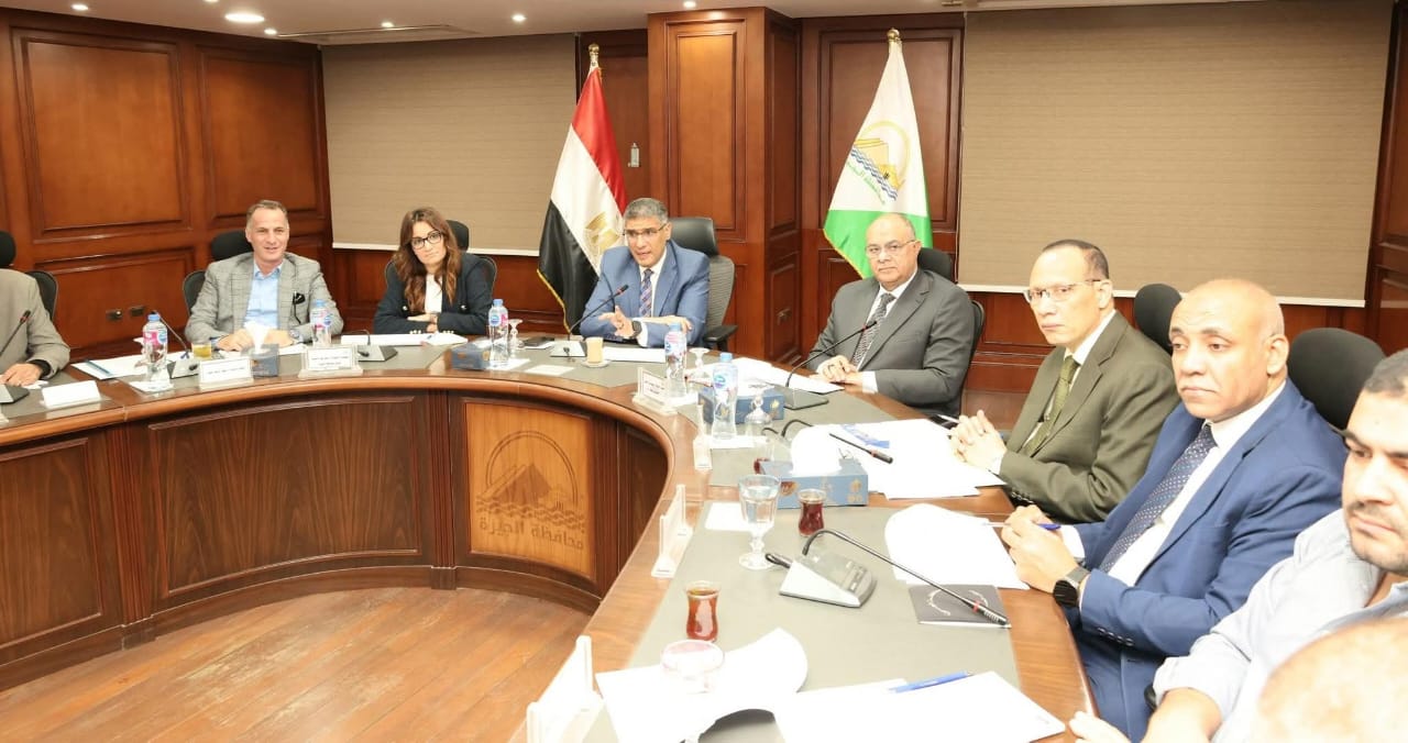 محافظ الجيزة يستمع إلى شكاوى المواطنين بأحياء العجوزة والدقي والهرم