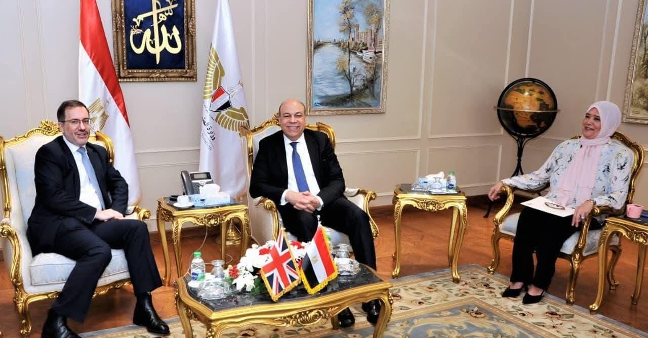 وزير الطيران يبحث مع السفير البريطاني تعزيز الشراكة الاستراتيجية بين مصر والمملكة المتحدة