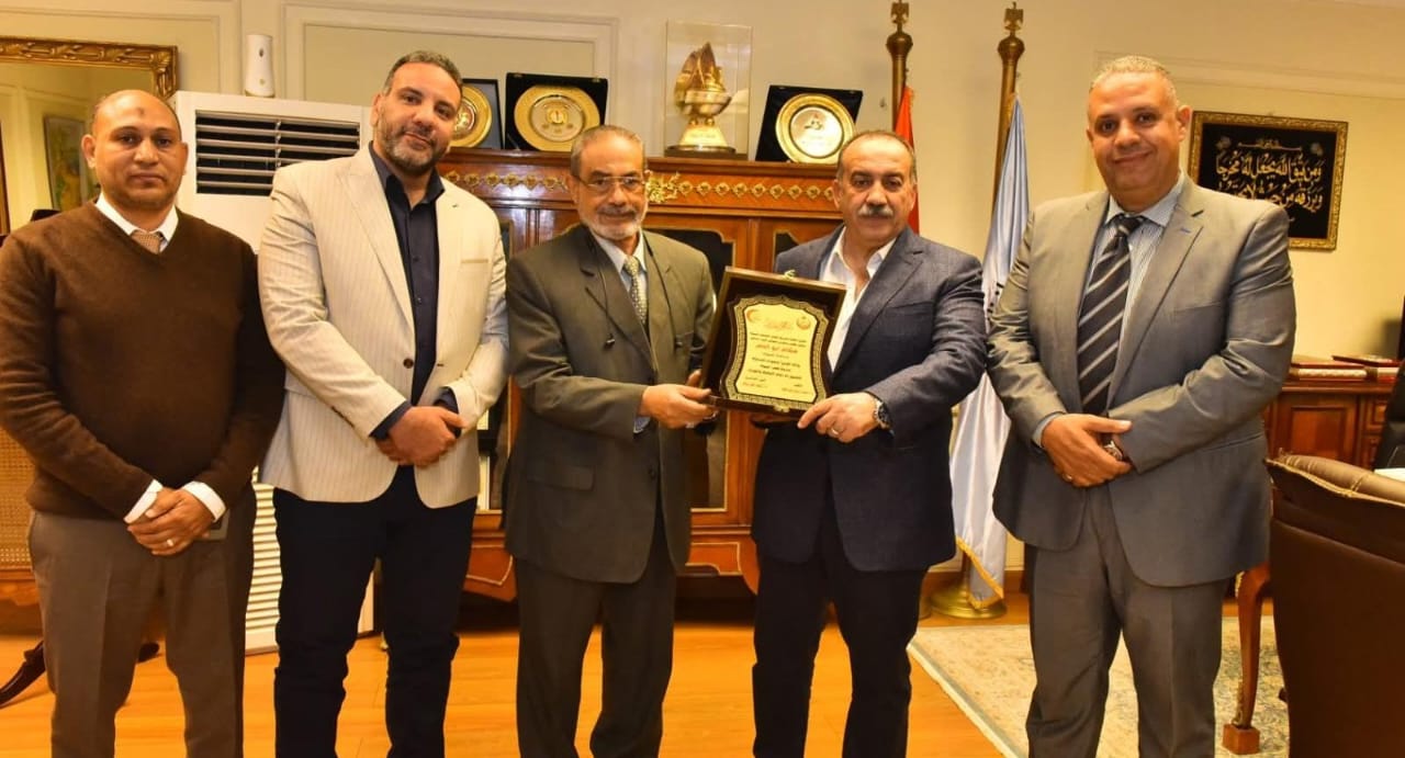 محافظ أسيوط يلتقي نقيب وأعضاء مجلس العلاج الطبيعي لمناقشة إنشاء كلية ومراكز جديدة