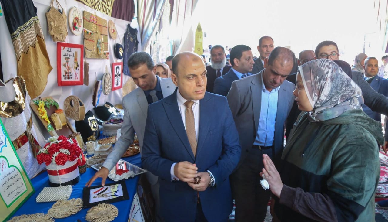 محافظ كفرالشيخ يتفقد معرض الأنشطة والأعمال اليدوية بمدرسة النور للمكفوفين