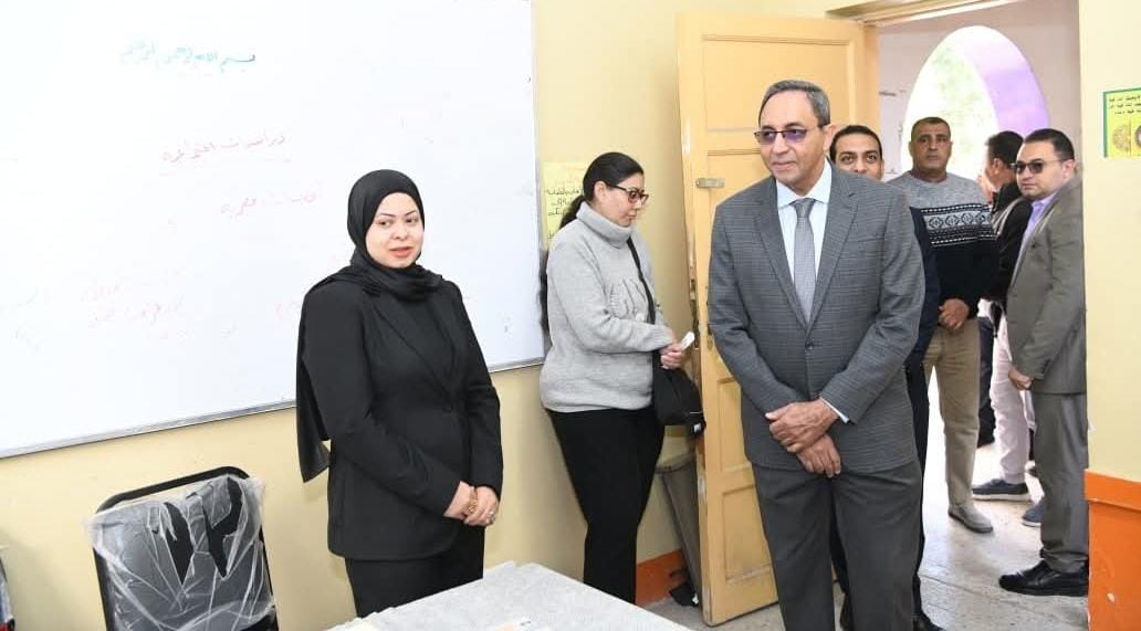 محافظ قنا يواصل جولاته الميدانية لمتابعة سير العملية الانتخابية لليوم الثاني