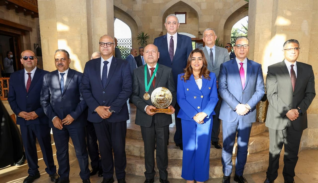 وزيرة التنمية المحلية تهنئ محافظ القاهرة لفوزه بجائزة الأفضل عربياً