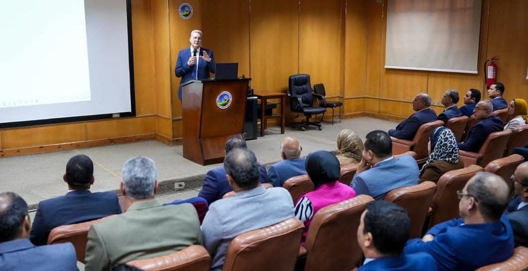 وزير البترول يلتقي كوادر هيئة الثروة المعدنية والصناعات التعدينية