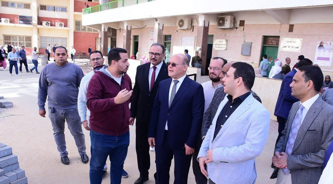 رئيس جامعة سوهاج يواصل متابعته للموقع العام ومبنى الخدمات الملحق مستشفى الجراحات التخصصية