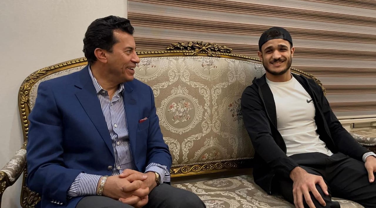 وزير الرياضة يستقبل البطل العالمي مصطفى حسين بعد إنهاء أزمة محاولة تجنيسه