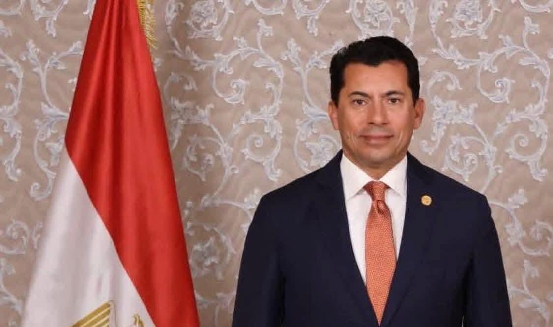 رئيس جامعة عين شمس يهنئ الدكتور أشرف صبحي وزير الشباب والرياضة