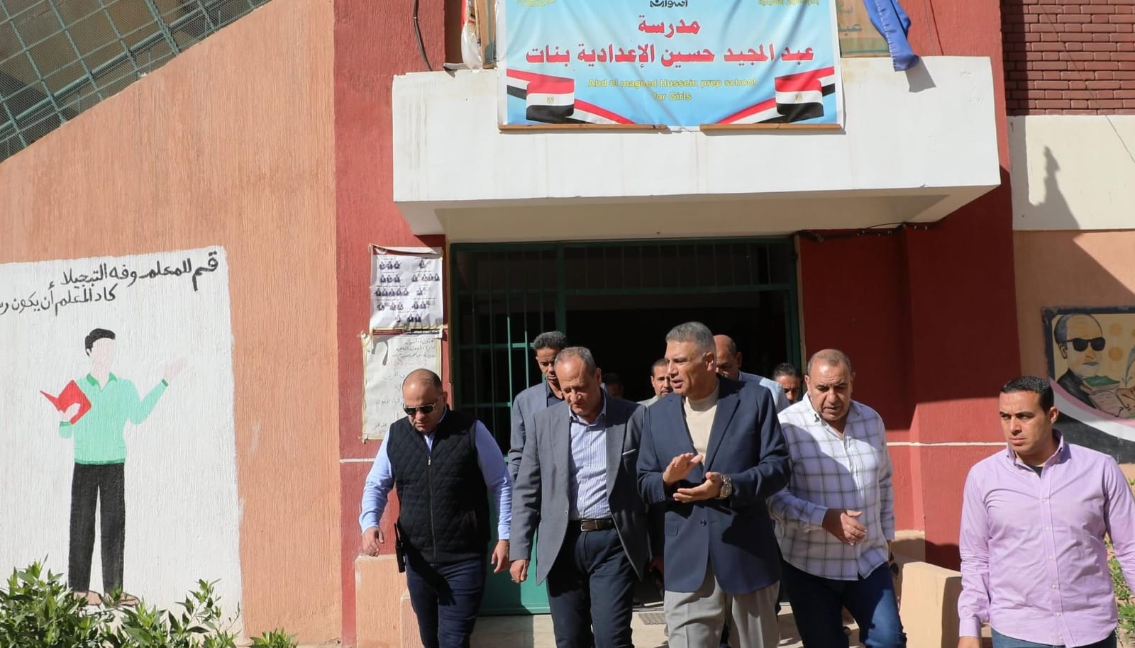 محافظ أسوان يتفقد عدد من مقار اللجان الإنتخابية قبل إنطلاق جولة الإعادة