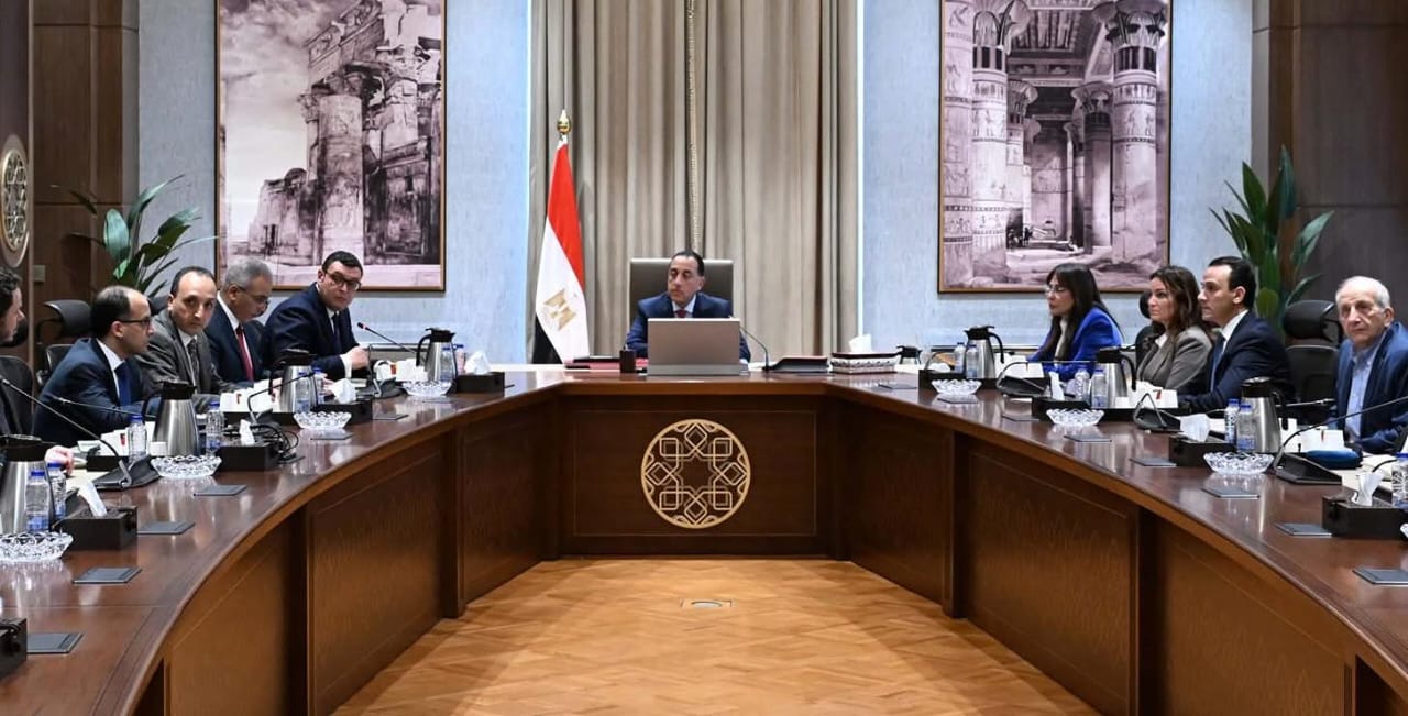رئيس الوزراء يستعرض المخطط المقترح لمشروع تطوير المناطق المحيطة بالأهرامات والمتحف المصري الكبير