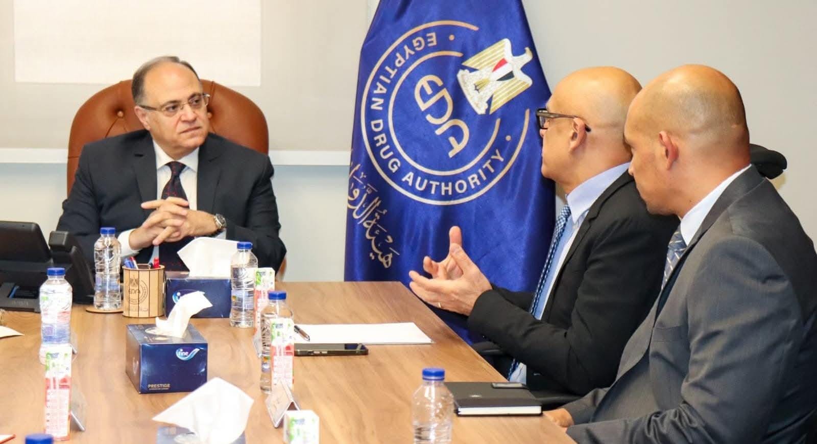 هيئة الدواء تبحث مع جلاسكو سميث كلاين دعم توافر المستحضرات الدوائية الحيوية بالسوق المصري