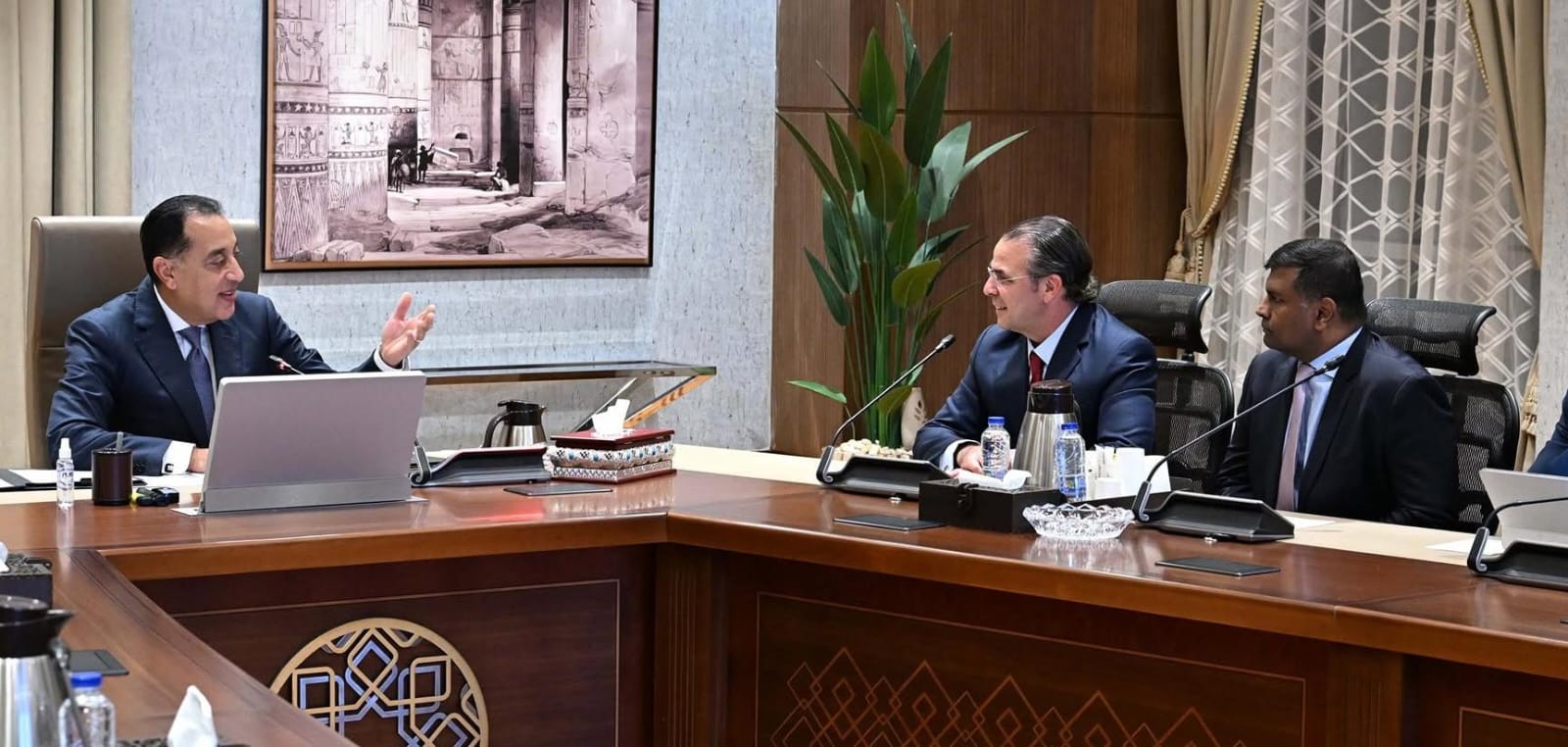 رئيس الوزراء يلتقي رئيس قسم الأصول الأساسية والبلدان الناشئة في شركة "شيفرون"