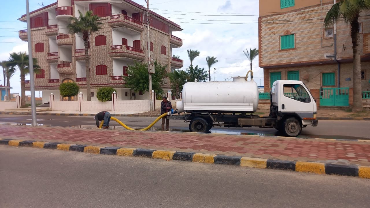 محافظ كفرالشيخ يتابع جهود كسح مياه الأمطار بمصيف بلطيم