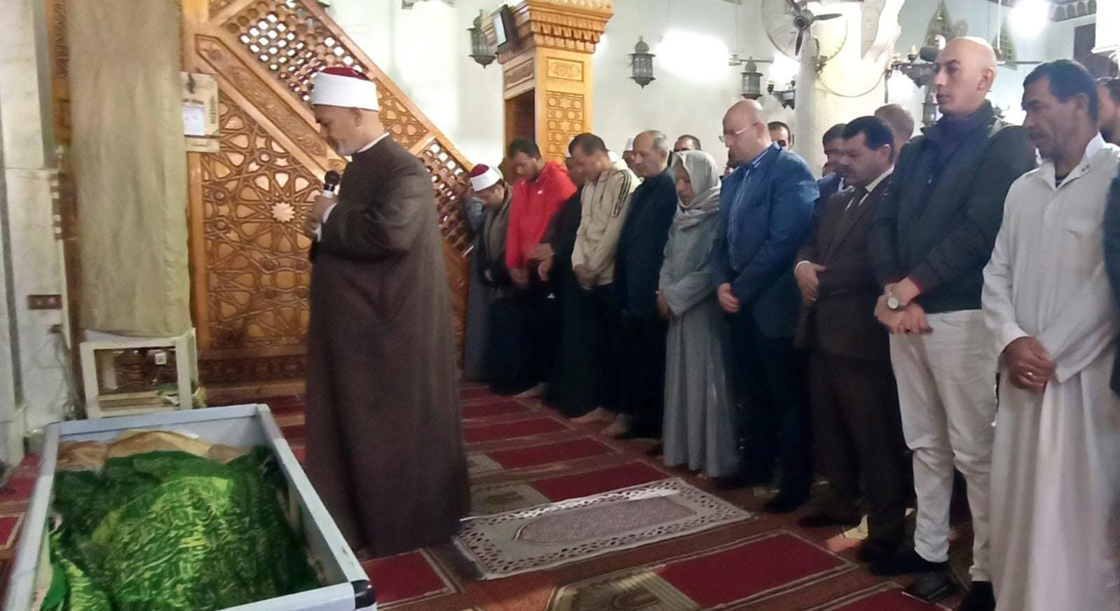 محافظ بني سويف يؤدي صلاة الجنازة على أحد العاملين بمشروع النظافة بالمسجد الكبير بقرية بني هارون