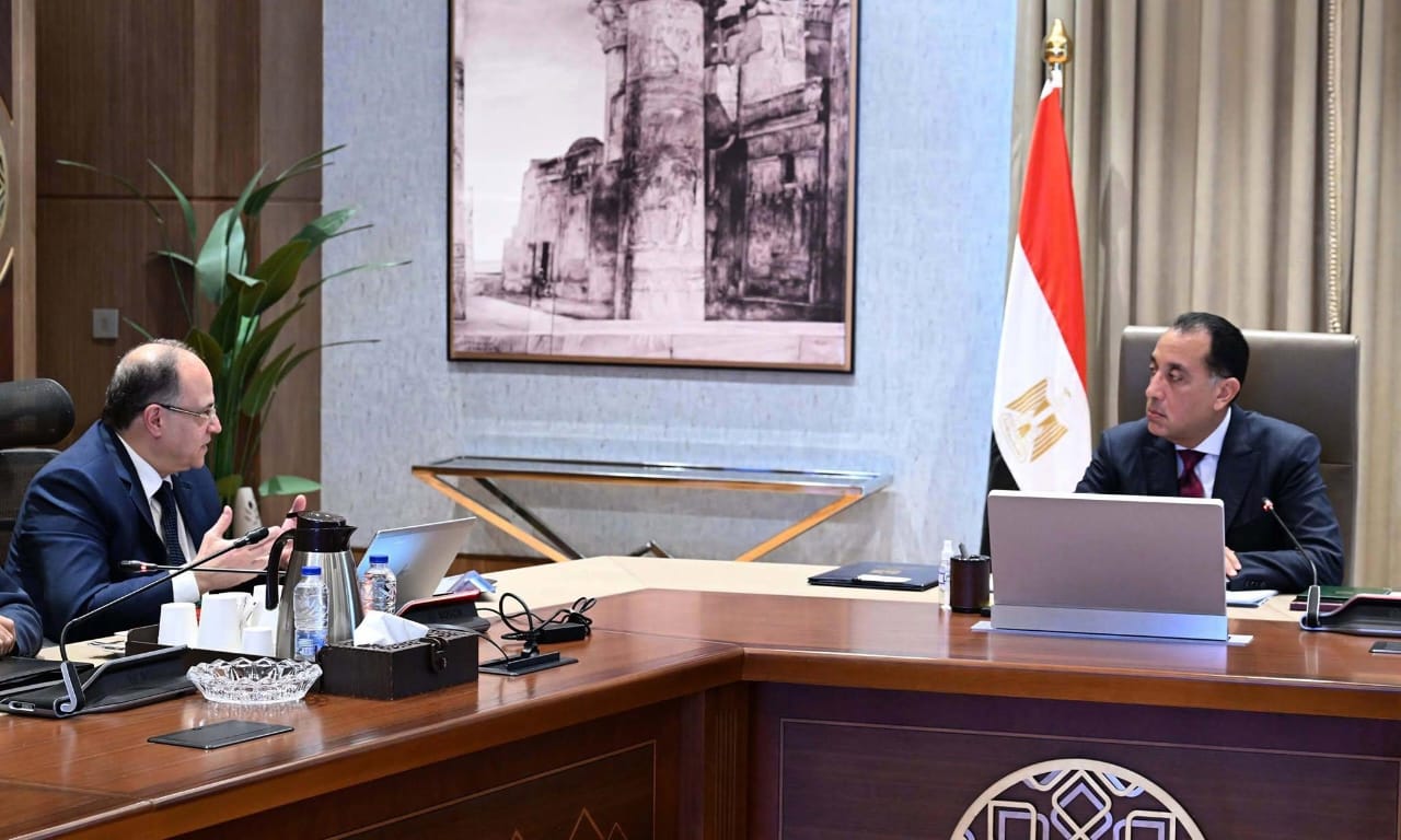 رئيس الوزراء يلتقي رئيس هيئة الدواء المصرية لاستعراض مشروع التتبع الدوائي الوطني