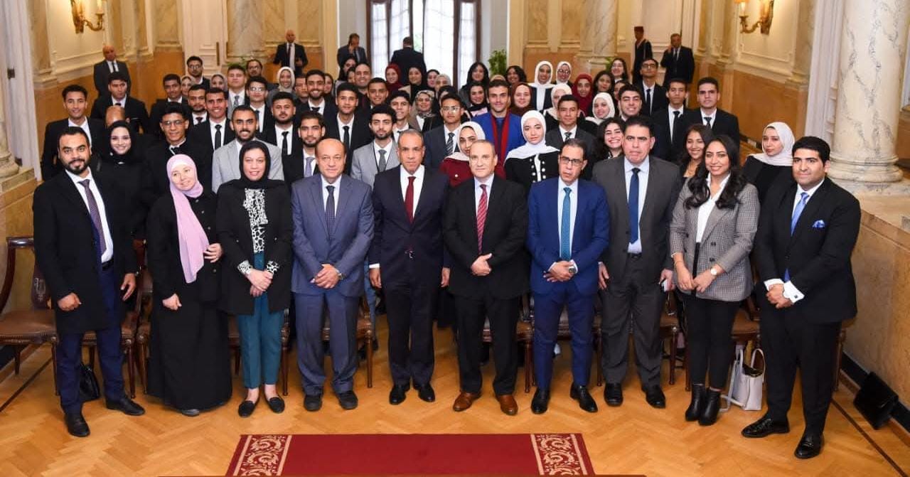 وزير الخارجية يستقبل وفداً من طلاب كلية السياسة والاقتصاد بجامعة بني سويف