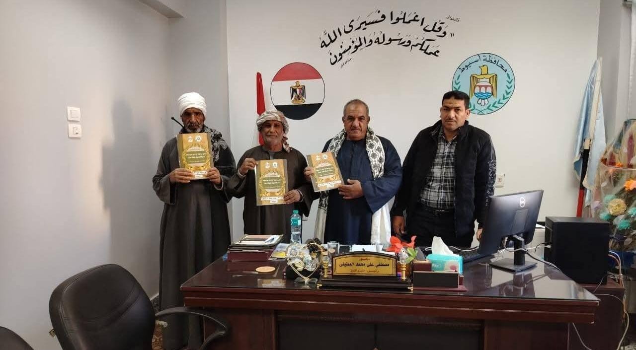 تسليم عقود تقنين أراضي أملاك دولة لعدد من المواطنين بمركز أبنوب