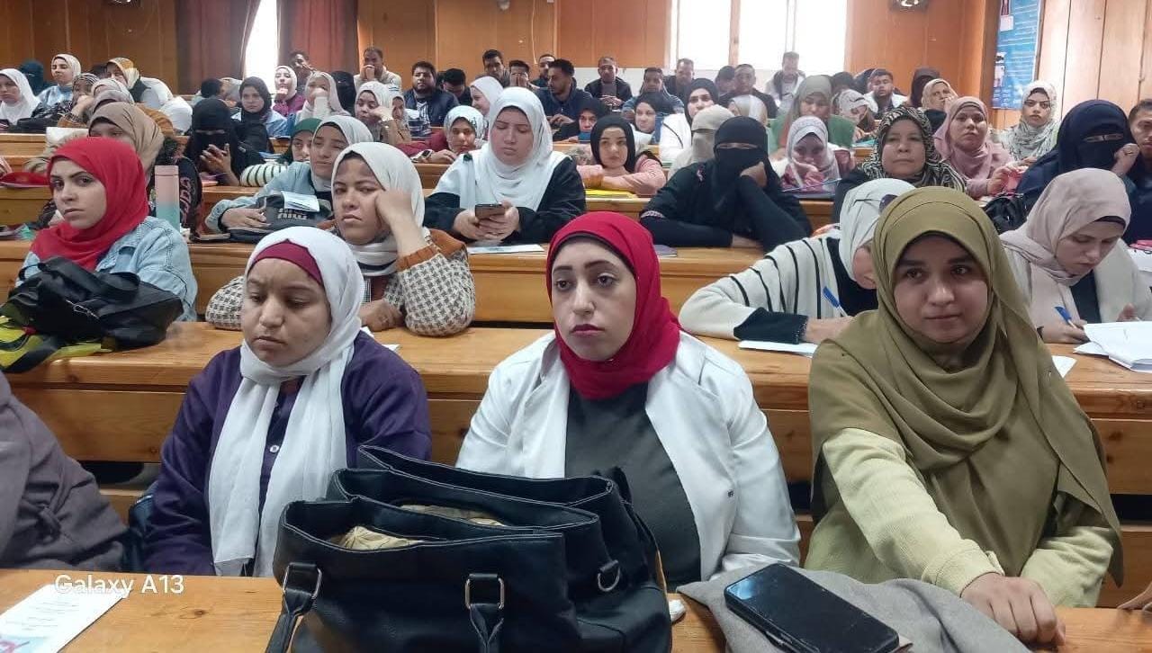 كلية التمريض بجامعة بني سويف تنظم فاعلية توعوية "باليوم العالمي للإيدز"