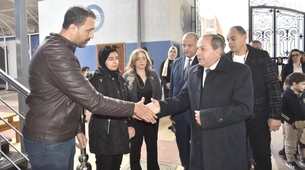 محافظ بورسعيد يزور مدرسة "السيف" ويعزي أسرة السباح يوسف محمد