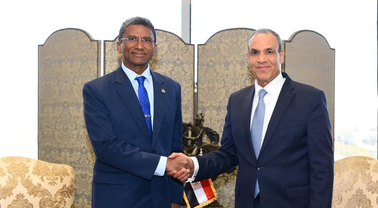 وزير الخارجية يلتقي وزير خارجية سيشل لبحث سبل تعزيز التعاون بين البلدين