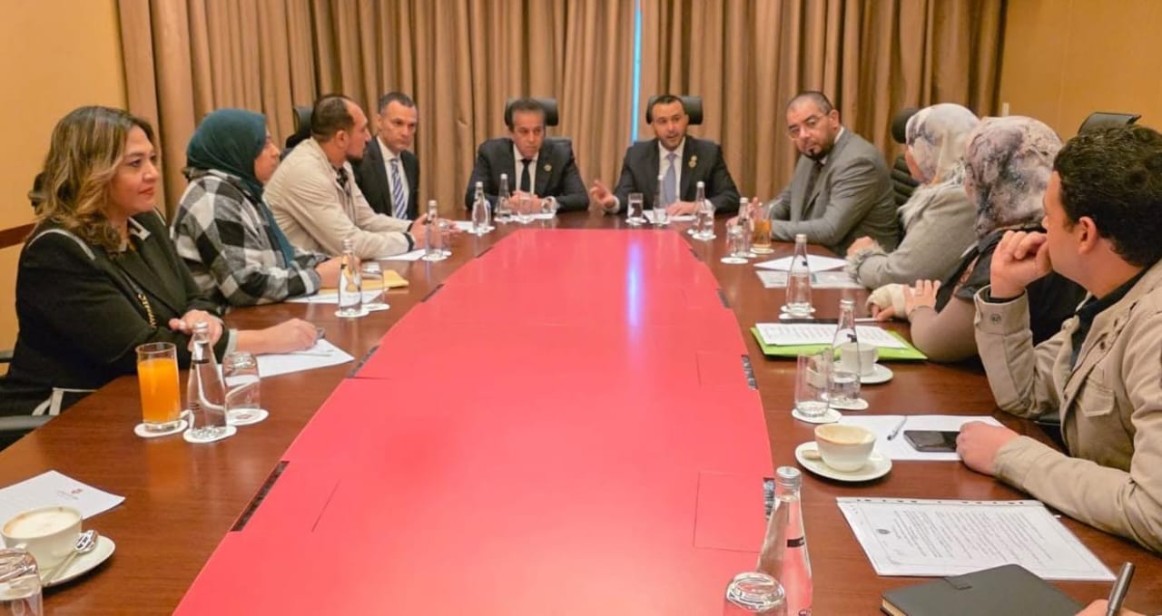 وزير الصحة يلتقي الأطباء وأطقم التمريض المصريين العاملين في ليبيا