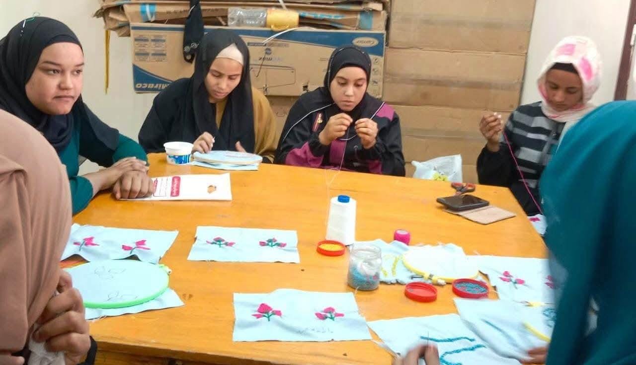 محافظ أسوان يتابع جهود برامج التدريب الحرفية بالمجلس القومي للمرأة