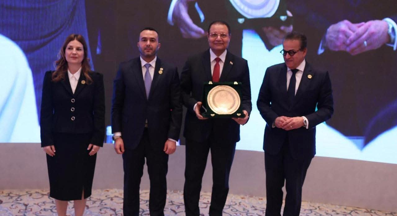 مجلس وزراء الصحة العرب يسلم رئيس هيئة الاعتماد والرقابة جائزة "الطبيب العربي" لعام 2025