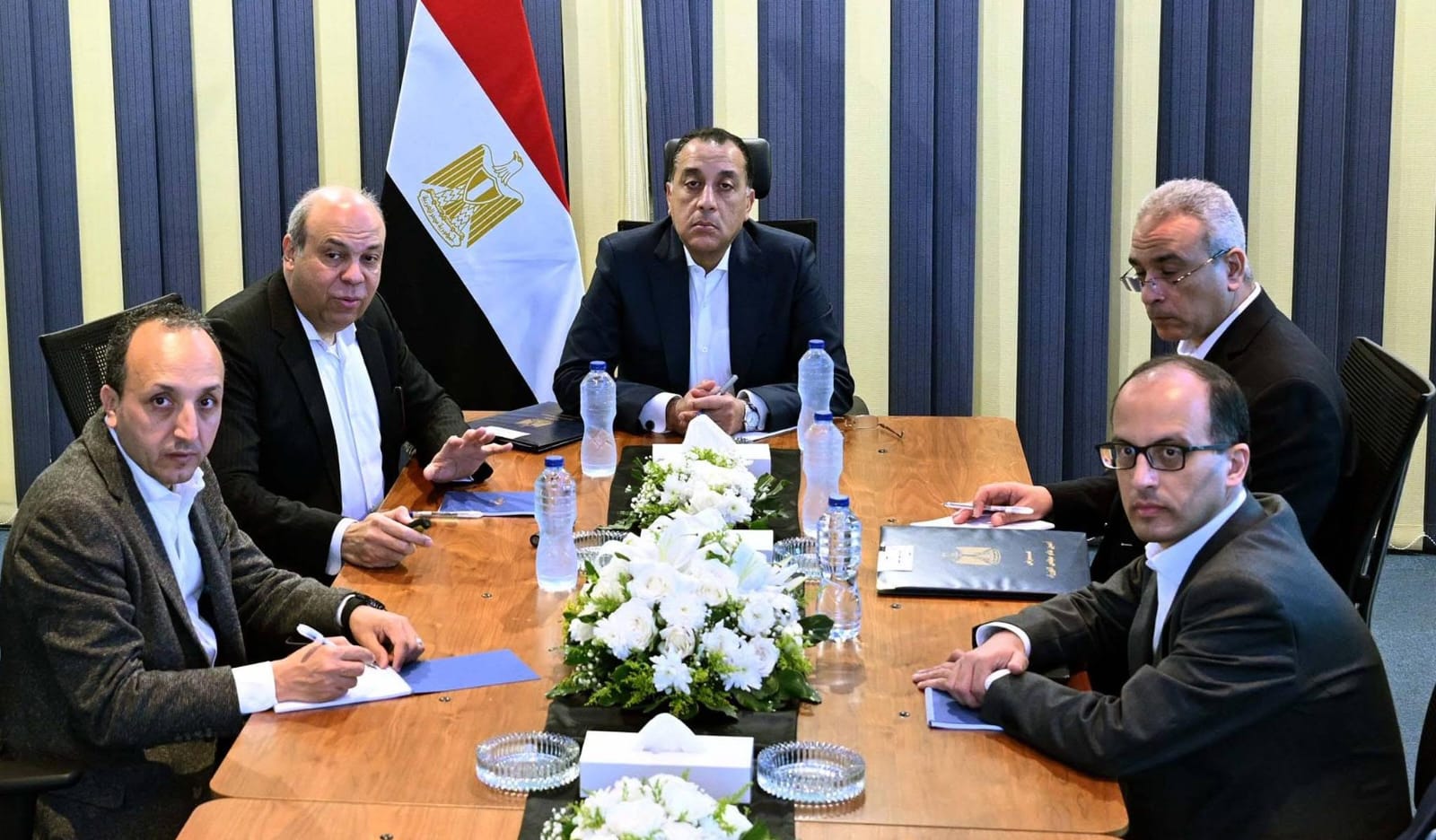 رئيس الوزراء يجتمع مع وزير الطيران لاستعراض استراتيجيات تطوير شركة مصر للطيران